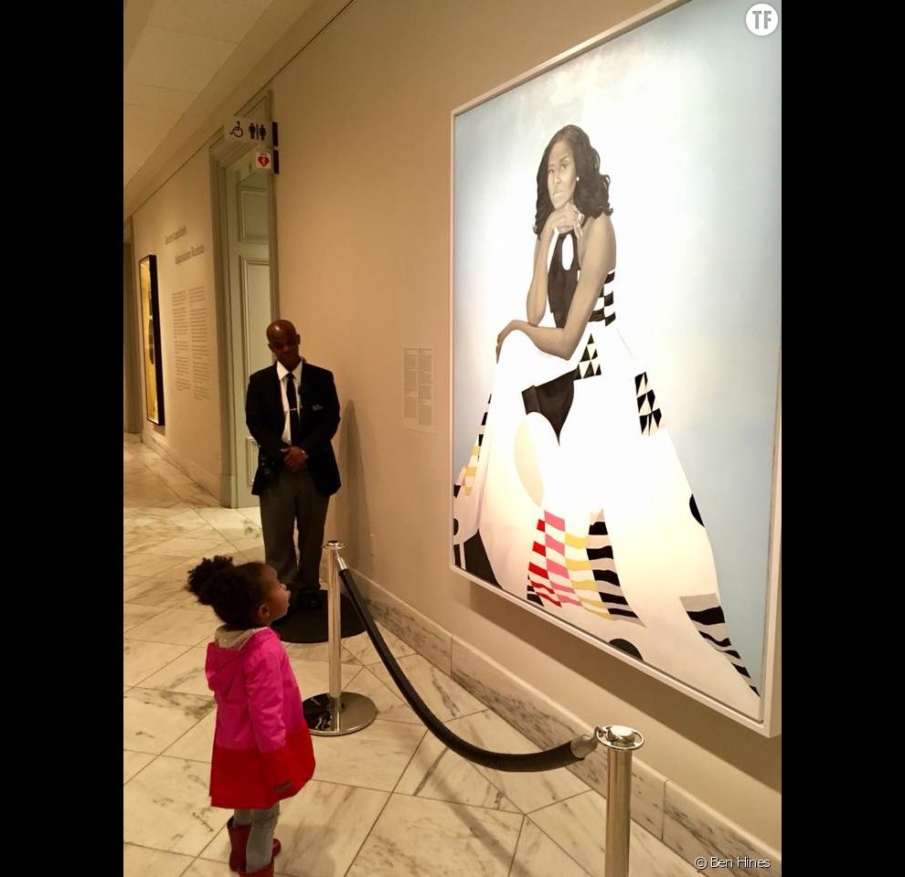  Cette petite fille subjuguée par un tableau de Michelle Obama fait fondre la planète 