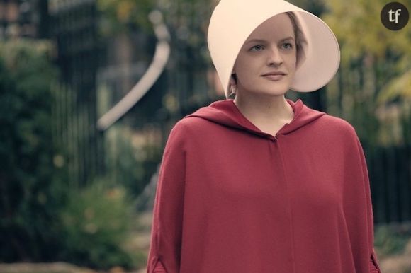 Offred (Elisabeth Moss) dans The Handmaid's tale