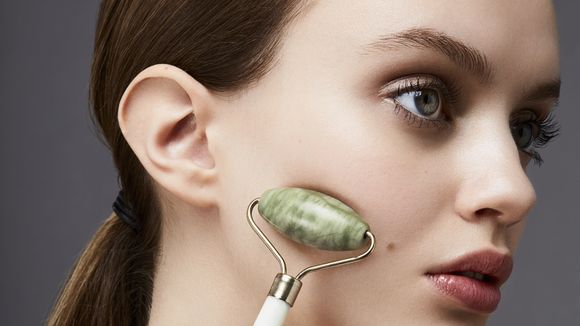 Pourquoi le rouleau de jade peut métamorphoser votre peau