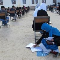 La photo de cette jeune Afghane passant son examen avec son bébé émeut le monde entier