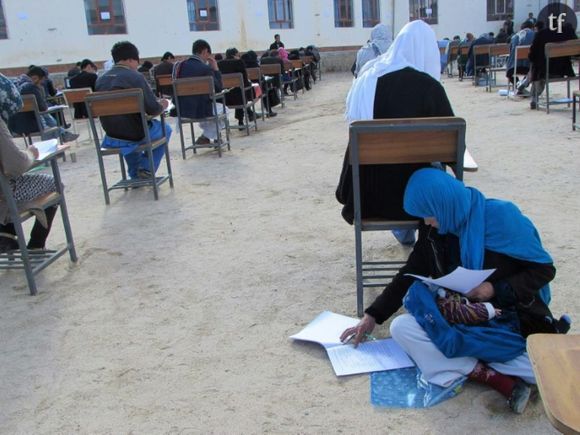 La photo de cette jeune Afghane passant son examen avec son bébé émeut le monde entier  