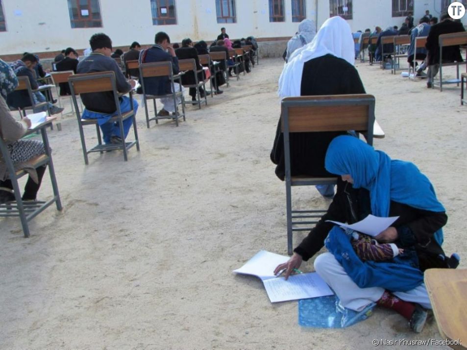 La photo de cette jeune Afghane passant son examen avec son bébé émeut le monde entier  