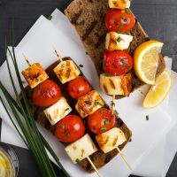 La recette des brochettes végétariennes tomates-halloumi