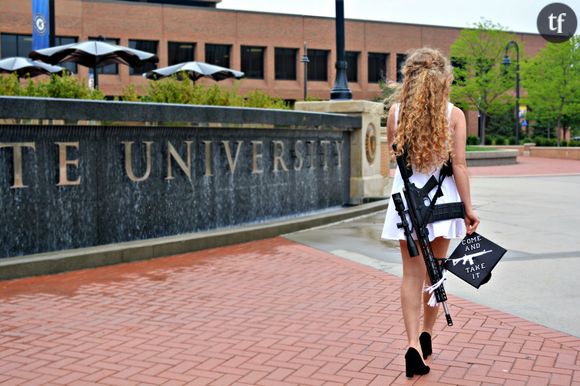 L'étudiante américaine Kaitlin Bennett porte fièrement une arme à sa cérémonie de diplôme