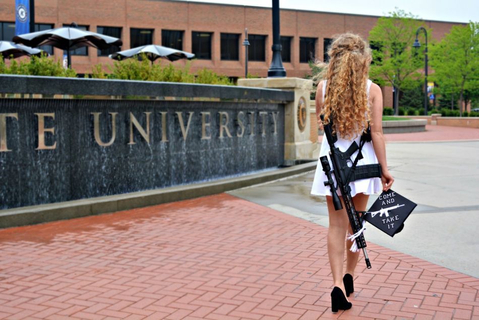 L'étudiante américaine Kaitlin Bennett porte fièrement une arme à sa cérémonie de diplôme