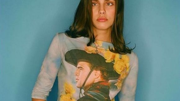 Cette mannequin assume pleinement son strabisme et devient la it-girl du moment