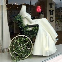 Une boutique expose une robe de mariée en fauteuil roulant : les internautes applaudissent