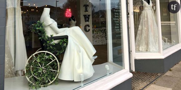 Cette boutique expose une robe de mariée en fauteuil roulant
