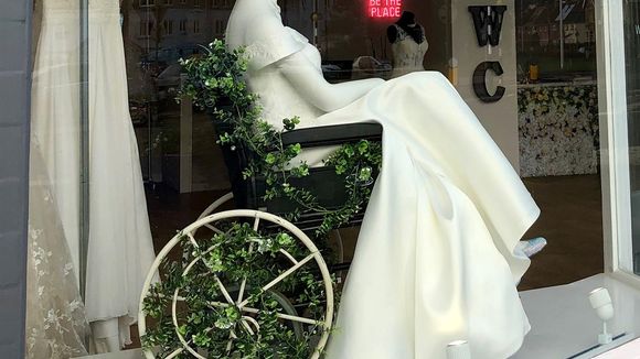 Une boutique expose une robe de mariée en fauteuil roulant : les internautes applaudissent