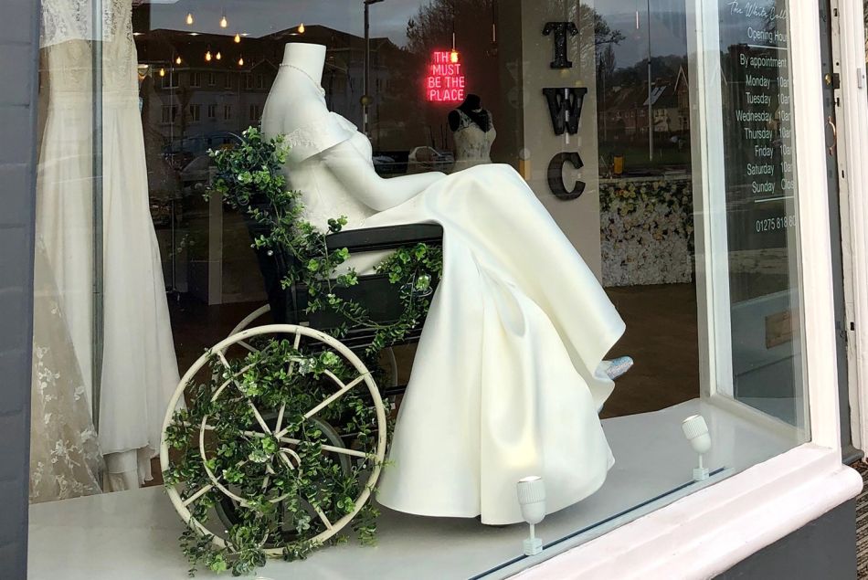 Cette boutique expose une robe de mariée en fauteuil roulant
