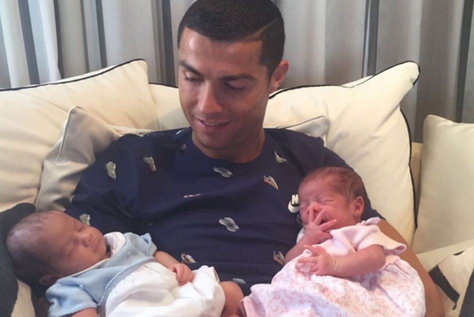 Cristiano Ronaldo avec ses jumeaux Mateo et Eva