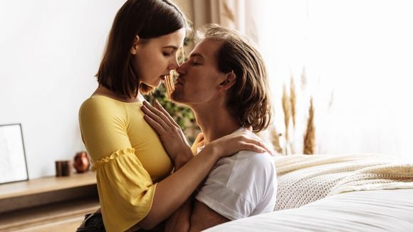 4 positions pour faire l'amour sans quitter le canapé