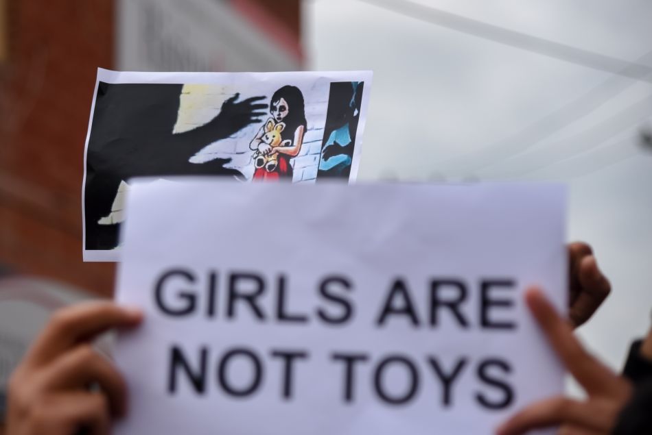 Panneau lors d'une manifestation suite au viol d'une fillette de 3 ans le 9 mai 2019 dans le village de Malikpora en Inde