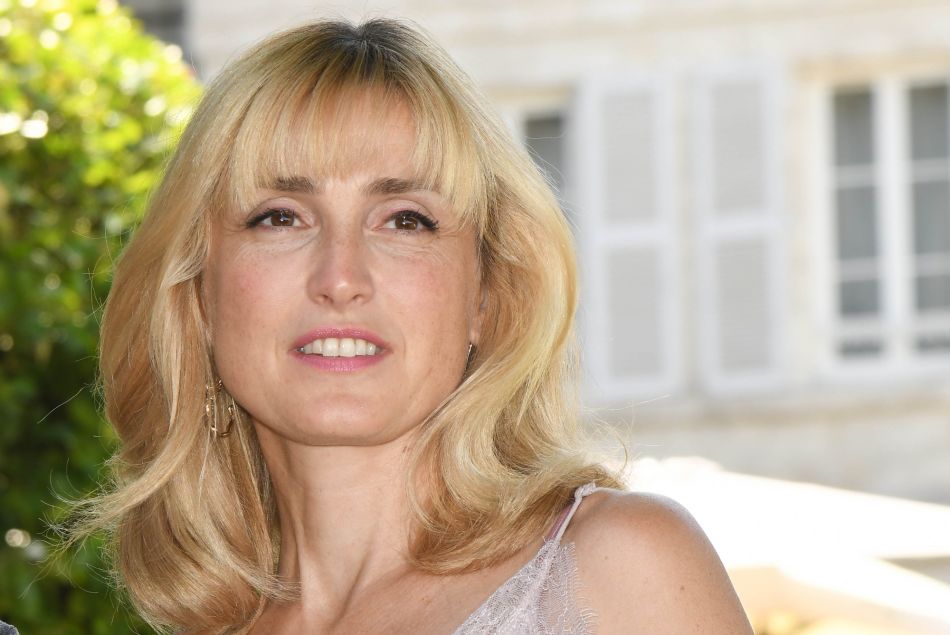 Julie Gayet soutient Brigitte Macron après le commentaire sexiste de Jair Bolsonaro