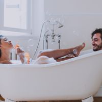 5 positions testées et approuvées pour faire l'amour dans le bain