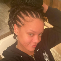 Rihanna donne le ton avec ce selfie sans maquillage