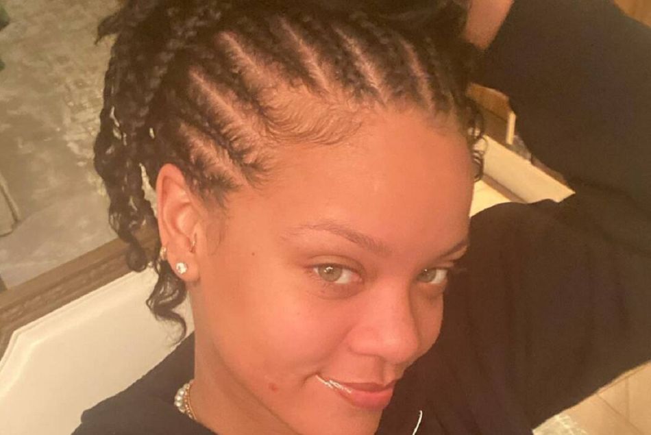 Le premier selfie estampillé 2020 de Rihanna.