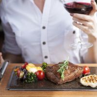 Un petit steak "pour les femmes" : la riche idée sexiste d'un resto britannique