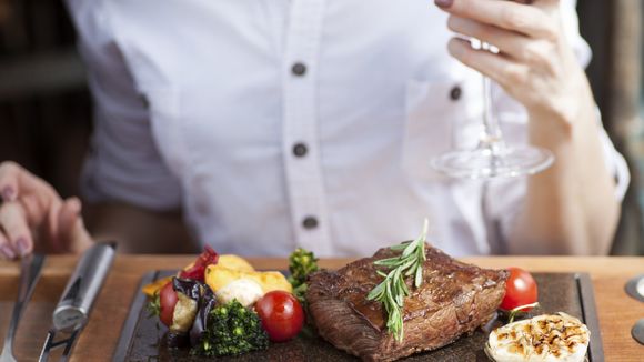 Un petit steak "pour les femmes" : la riche idée sexiste d'un resto britannique