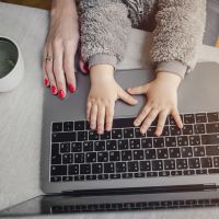 Prof, ménagère, télétravailleuse : les femmes au bord du craquage pendant le confinement