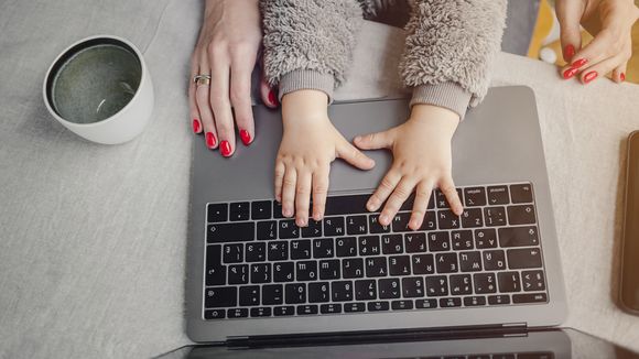 Prof, ménagère, télétravailleuse : les femmes au bord du craquage pendant le confinement