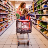 Oui, les enfants ont le droit d'accompagner leurs parents pour les courses