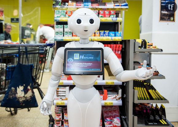 Robot d'accueil à la caisse d'un supermarché