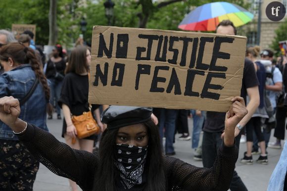 Une manifestante lors du rassemblement du 13 juin, place de la République, à Paris.