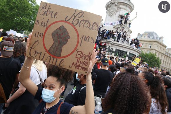 Une manifestante lors du rassemblement du 13 juin, place de la République, à Paris.