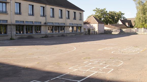 Cette école remplace le bitume de la cour de récré par des espaces verts et dégenrés