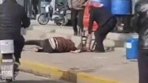 La vidéo d'un homme battant à mort sa femme dans la rue horrifie la Chine