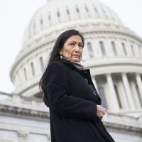 Deb Haaland deviendra la première Amérindienne ministre aux Etats-Unis