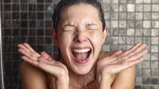 Mais pourquoi tout le monde se met à la douche froide ?
