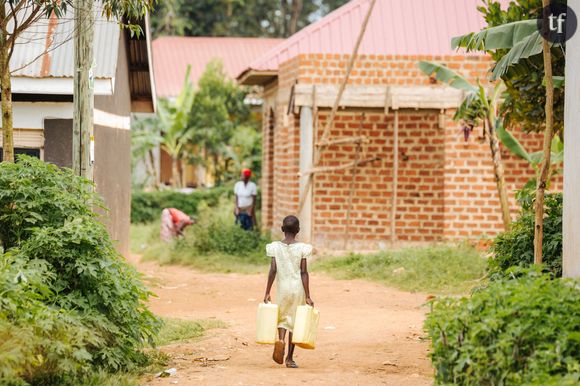 Une petite fille dans un village, en Ouganda.