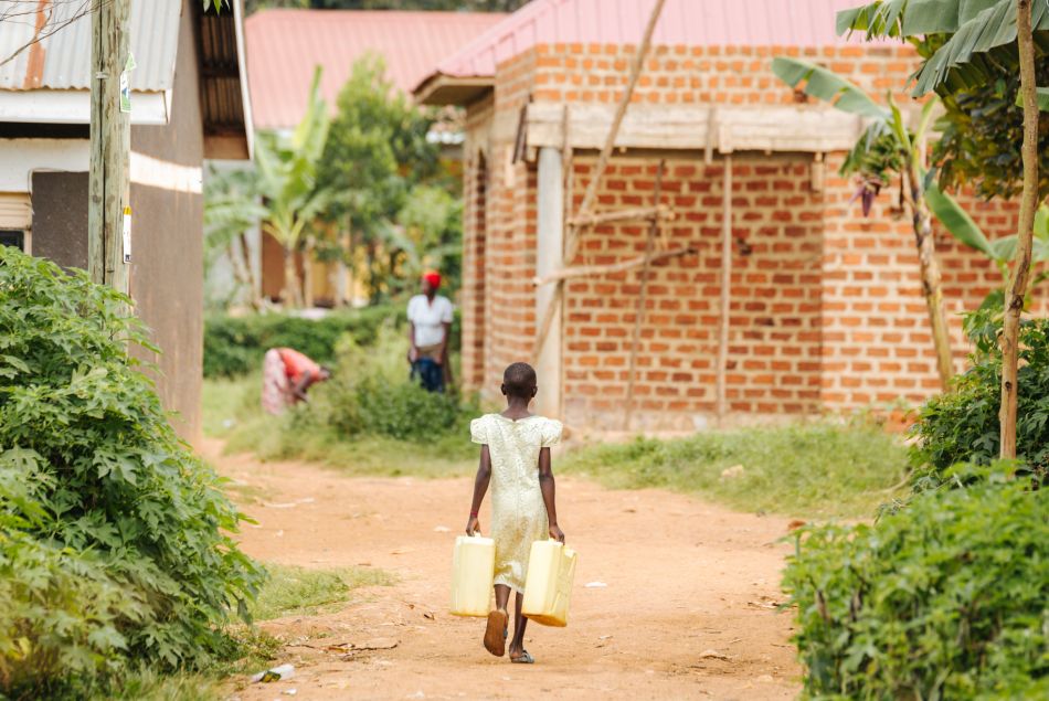 Une petite fille dans un village, en Ouganda.