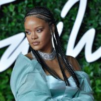 Pourquoi le collier de Rihanna sur Instagram fait tant réagir