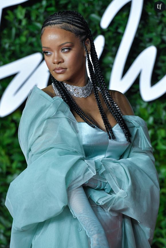 Pourquoi le collier de Rihanna sur Instagram fait tant réagir