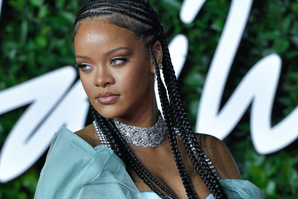 Pourquoi le collier de Rihanna sur Instagram fait tant réagir