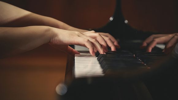 Snobée par la BBC, la pianiste Annabel Bennett prend un pseudo d'homme... et cartonne