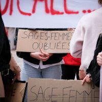 "Nos maternités sont devenues des usines" : le cri d'alarme des sages-femmes en grève