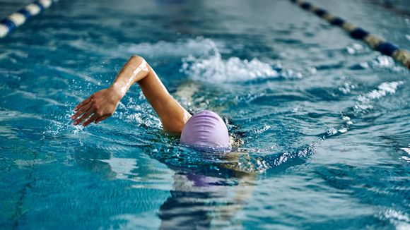 Humiliée à la piscine par un maître-nageur pour un maillot "trop échancré"