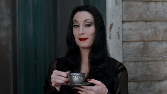 Pourquoi Morticia Addams est une magnifique icône féministe