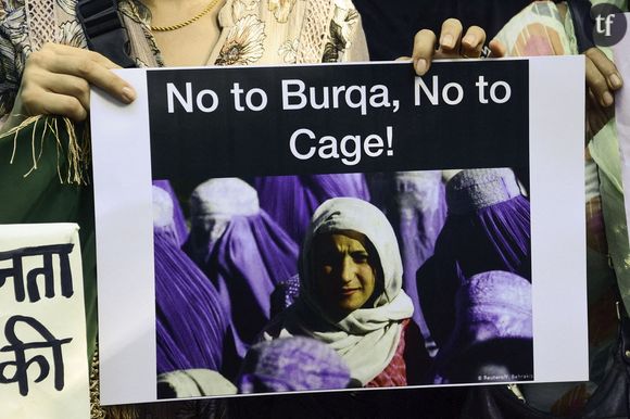 Une manifestante tient une pancarte lors d'une manifestation anti-talibans à New Delhi, en Inde, le 23 août 2021.