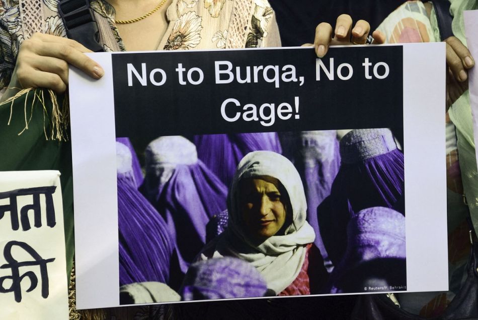 Une manifestante tient une pancarte lors d'une manifestation anti-talibans à New Delhi, en Inde, le 23 août 2021.