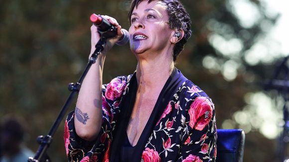 "A 15 ans, on n'est pas consentante" : Alanis Morissette victime de viols adolescente