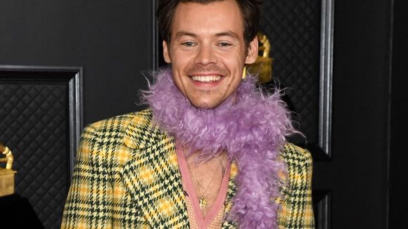 Harry Styles lance une ligne de cosmétiques lumineuse et inclusive