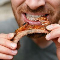 Pourquoi l'alimentation des hommes pollue beaucoup plus que celle des femmes
