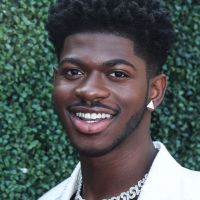 Lil Nas X fustige le traitement des artistes queer dans l'industrie musicale