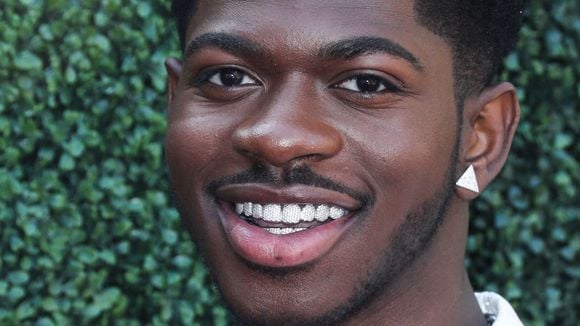 Lil Nas X fustige le traitement des artistes queer dans l'industrie musicale