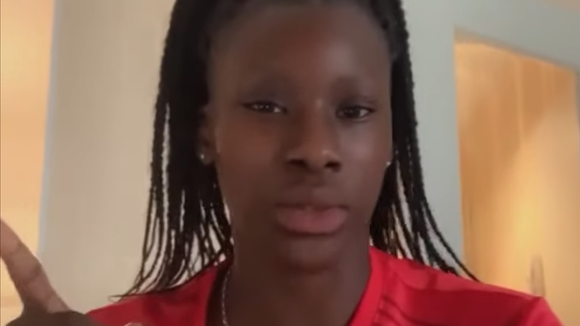 La footballeuse Magou Doucouré dénonce les insultes sexistes et racistes sur le terrain